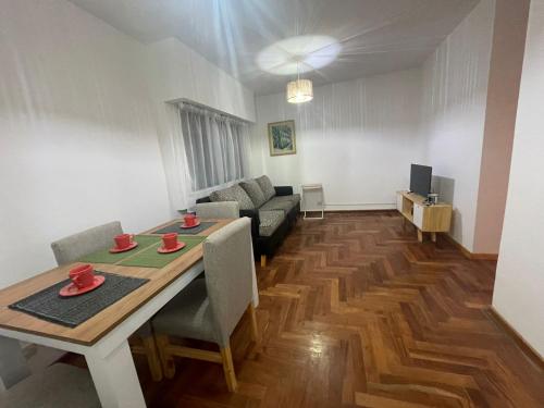 布宜諾斯艾利斯的住宿－Cómodo dos ambientes，客厅配有桌子和沙发