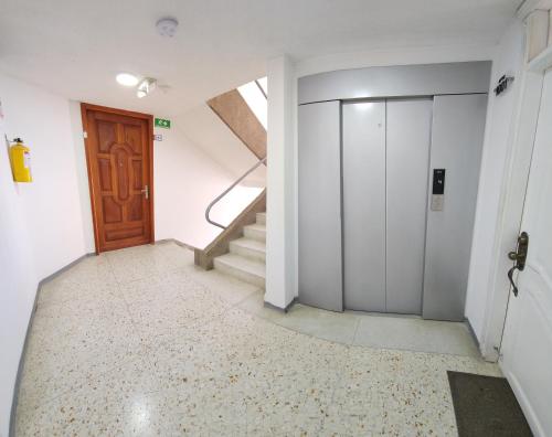 a hallway with a door and stairs in a building at Edificio Macondo en el Rodadero con vista al mar, NO se paga manilla in Rodadero