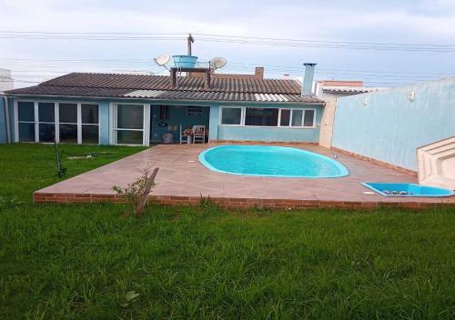 una casa con piscina en el patio en Lugar perfeito para você e sua família en Río Grande