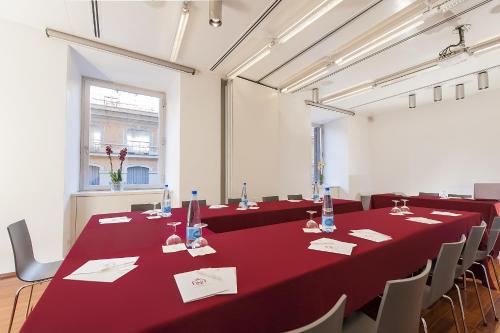 a conference room with a long table with red table cloth at Hotel Nord Nuova Roma in Rome
