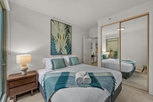 1 dormitorio con 1 cama con 2 toallas en Exclusive Stays - Southbank Tower, en Melbourne