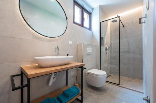 Ett badrum på Niki Apartments Pržno