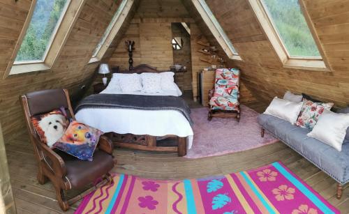 ein Schlafzimmer mit einem Bett und einem Sofa in der Unterkunft Glamping Villa Gilma in Sevilla