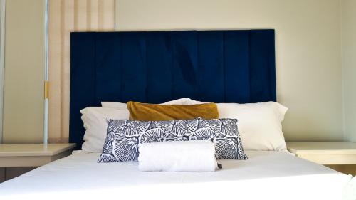 Una cama o camas en una habitación de Sea Views on 14th