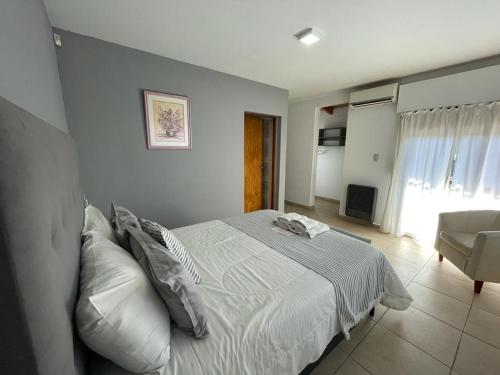 1 dormitorio con 1 cama y 1 sofá en una habitación en Posada “LA MARGARITA” en San Rafael