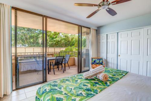 1 dormitorio con 1 cama y balcón en Paki Maui 123, en Kahana