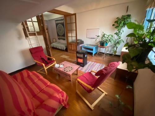sala de estar con 2 sillas y sofá en Apartamento en centro turístico, en Montevideo