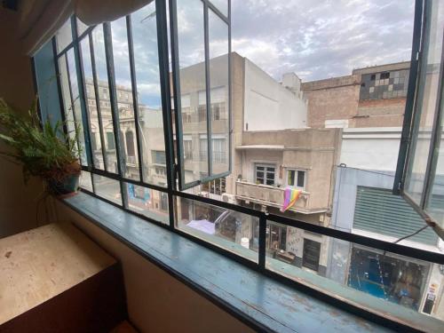 ein leeres Fenster mit Blick auf ein Gebäude in der Unterkunft Apartamento en centro turístico in Montevideo