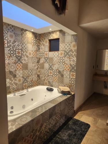 y baño con bañera y ventana. en Villa Onawa by Natut Huasca, en Huasca de Ocampo