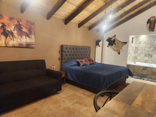 1 dormitorio con 1 cama y 1 sofá en Villa Onawa by Natut Huasca, en Huasca de Ocampo