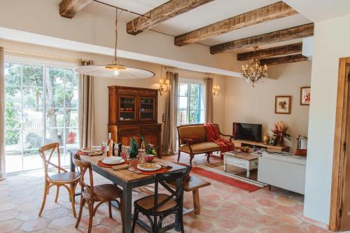 a living room with a table and chairs at Residence CASE DI PI GNA, deux magnifiques villas indépendantes avec piscines individuelles , proches de la plage d'Algajola in Algajola