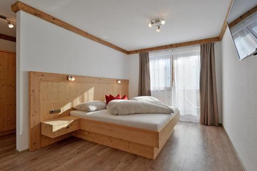 ヒパッハにあるAppart Michaelaのベッドルーム1室(ベッド1台、大きな窓付)