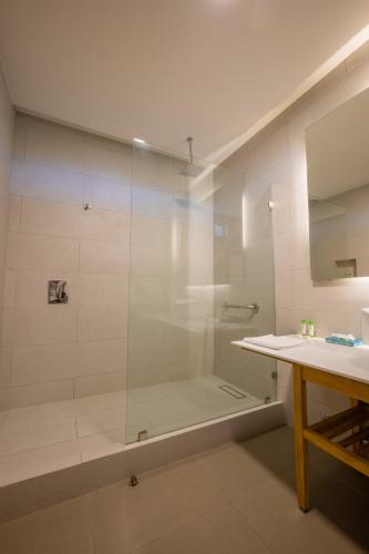 a bathroom with a shower and a sink at Hotel La Mariposa in Manuel Antonio