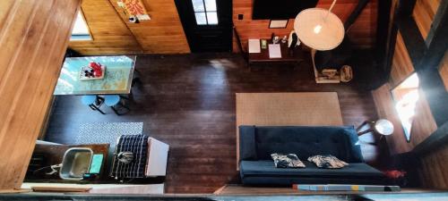 an overhead view of a living room with a blue couch at Chalés Estância Cachoeira do Avencal in Urubici