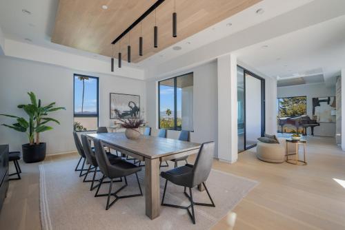 a dining room with a table and chairs at Westfall in Los Angeles