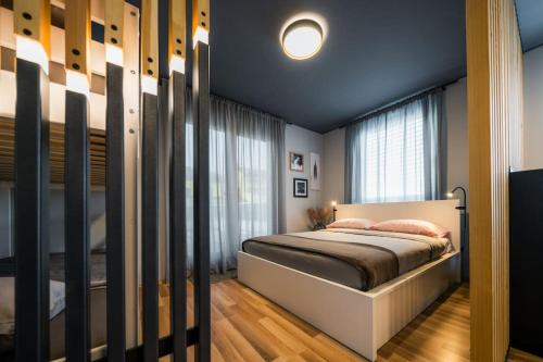 1 dormitorio con cama y ventana en Cosy apartment, en Divača