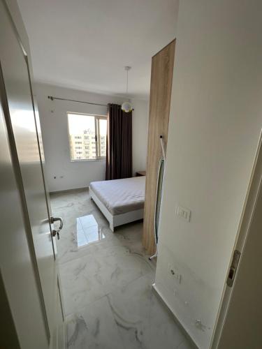 uma sala com um quarto com uma cama e um chuveiro em Beach front Durres 2 em Durrës