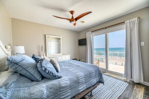 een slaapkamer met een bed en uitzicht op het strand bij Seashore's Best in North Topsail Beach