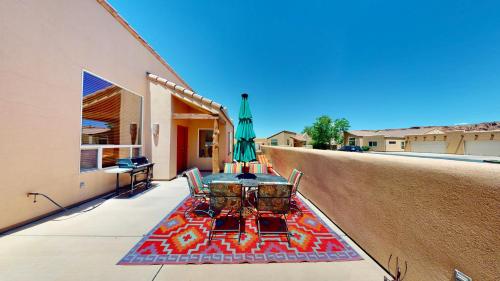 un patio con una mesa en la parte trasera de un edificio en Rim Cove #O2, en Moab