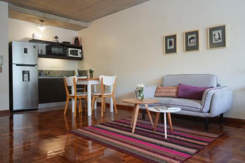 un soggiorno con divano e tavolo di Niceto Studio a Buenos Aires