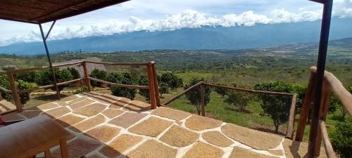a balcony of a house with a view of a mountain at Hotel Cariguá in Barichara