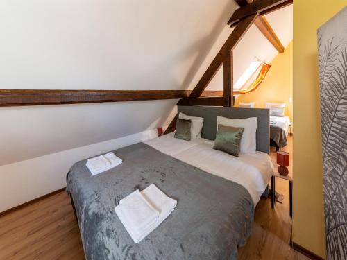 ein Schlafzimmer mit einem großen Bett mit zwei Kissen in der Unterkunft Wonderful holiday home in Elsenborn with garden in Elsenborn
