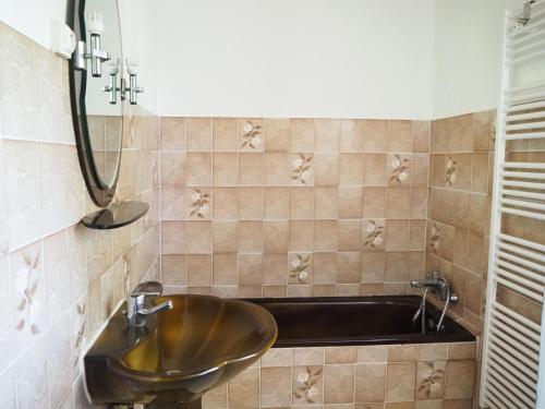 een badkamer met een wastafel en een bad bij holiday home, Pont-Saint-Esprit in Pont-Saint-Esprit