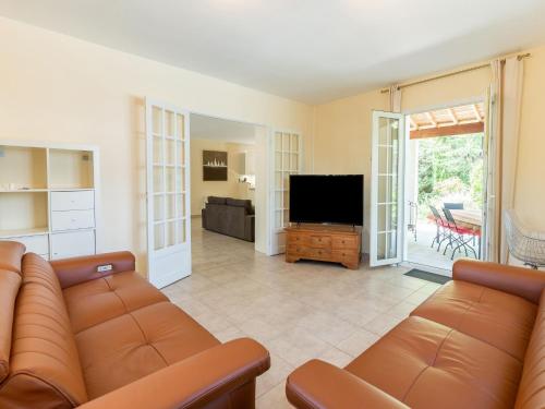 Μια τηλεόραση ή/και κέντρο ψυχαγωγίας στο Charming Villa Stay Near Limoux