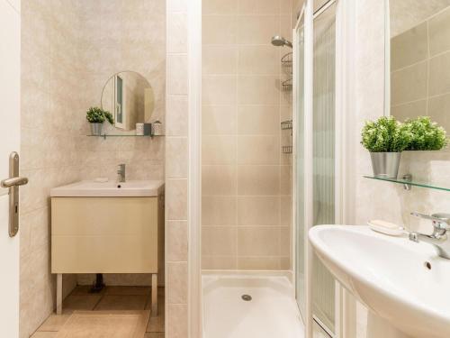 uma casa de banho com um lavatório e um chuveiro em Lovely villa in Limoux with private pool em Limoux