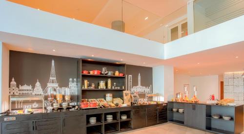 un magasin avec une vitrine remplie de denrées alimentaires dans l'établissement Campanile Casablanca Centre Ville, à Casablanca