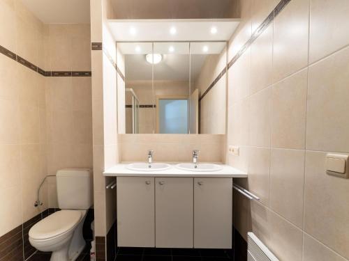ブレーデネにあるApartment Bredeneのバスルーム(トイレ、洗面台、鏡付)
