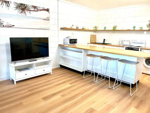 Η κουζίνα ή μικρή κουζίνα στο Beachside Family Unit 2 mins walk to beach partial ocean view