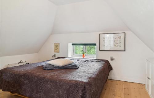 1 dormitorio con 1 cama grande en el ático en Awesome Home In Stokkemarke With Kitchen, en Stokkemarke