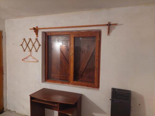 un armario de madera en la esquina de una habitación en Pilpilcura en Dina Huapi