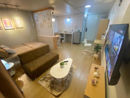 TV a/nebo společenská místnost v ubytování PTJ Style Condotel คอนโดเมืองทอง