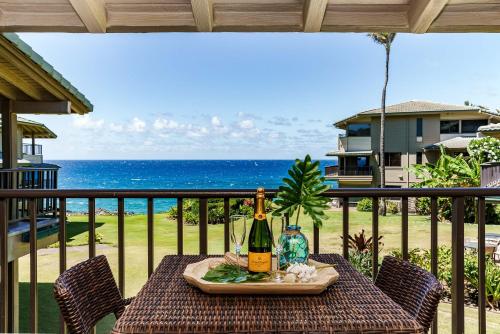 een tafel met een fles wijn op een balkon bij Kapalua Bay Villa 29B4 villa in Kahana