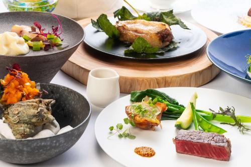ホテルの敷地内または近くでの食事または食べ物