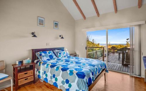 ein Schlafzimmer mit einem Bett und einem Balkon in der Unterkunft 11 Ellensford Terrace in Middleton