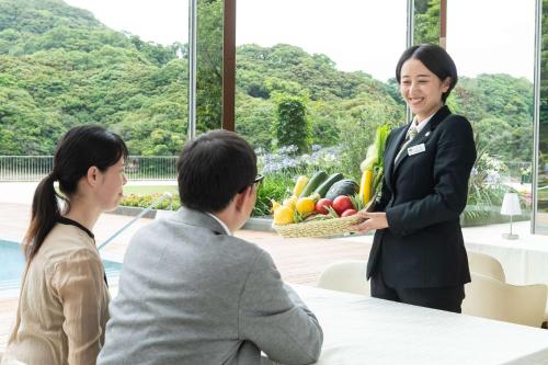 西海市にあるオリーブベイホテルの果物・野菜の入った籠を持つ女