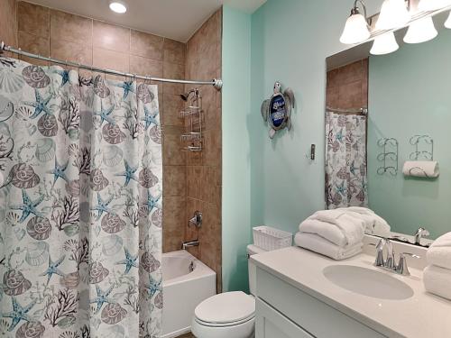 uma casa de banho com uma cortina de chuveiro, um WC e um lavatório. em Lost Key Townhomes 14229 - Reef Retreat em Perdido Key