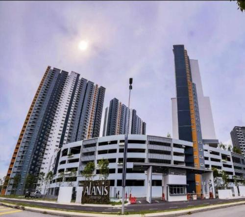 un grand bâtiment en face de certains grands bâtiments dans l'établissement E. R Homestay 3R2B nearby KLIA, à Sepang