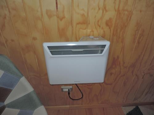 a air conditioner is on the wall of a room at Cabañas Loft Alto Arrayan Cochamó in Cochamó