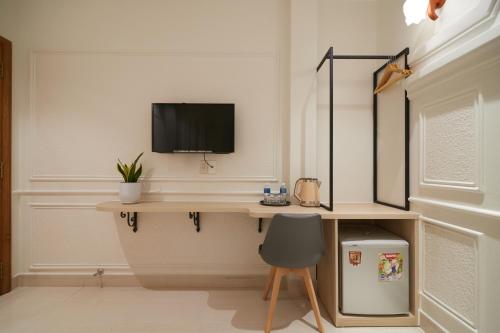 Dapur atau dapur kecil di Bin Bin 10 - Mimosa Hotel Near Tan Son Nhat Airport