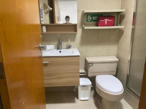 a small bathroom with a toilet and a sink at Apartamento Premier 6 En el edificio Hansa Reef Club in San Andrés