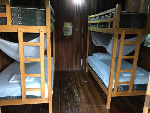 Onda Hostel Mompicheにある二段ベッド