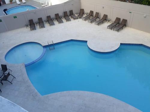 una vista aérea de una gran piscina con sillas alrededor en Apartamento Premier 6 En el edificio Hansa Reef Club, en San Andrés