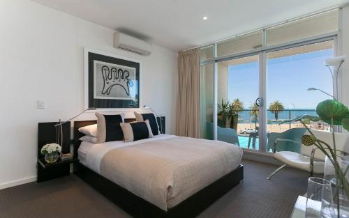 1 dormitorio con cama y vistas al océano en 306 The Frontage, en Victor Harbor