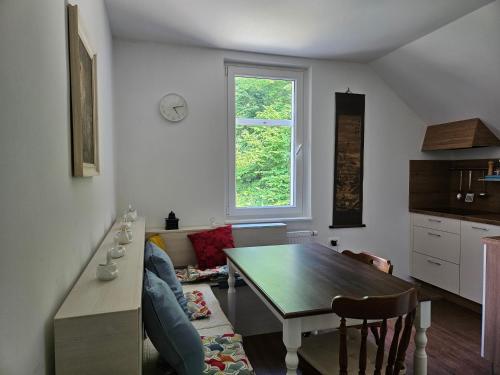 uma sala de estar com uma mesa e um sofá em Hadam's Apartments em Bled