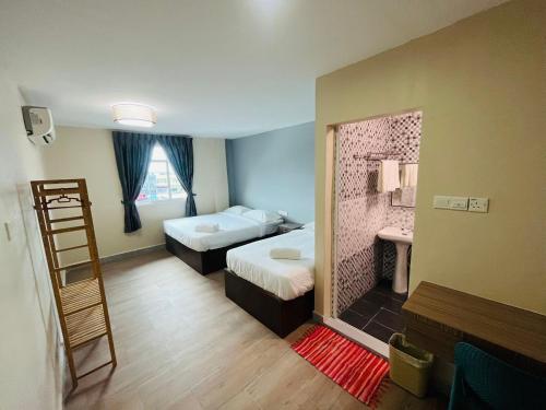 een kleine kamer met 2 bedden en een ladder bij Semrock Hotel 仙乐酒店 in Semporna