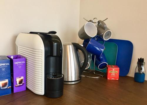 Příslušenství pro přípravu čaje a kávy v ubytování BROOKS,BFast,WiFi,Nflx,Walk2Shop,Liquor,Food